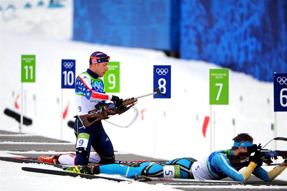 Biathlètes au pas de tir, position couchée