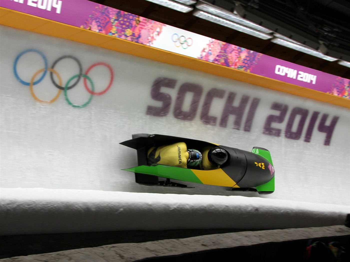 Équipage de bobsleigh lancé sur la glace