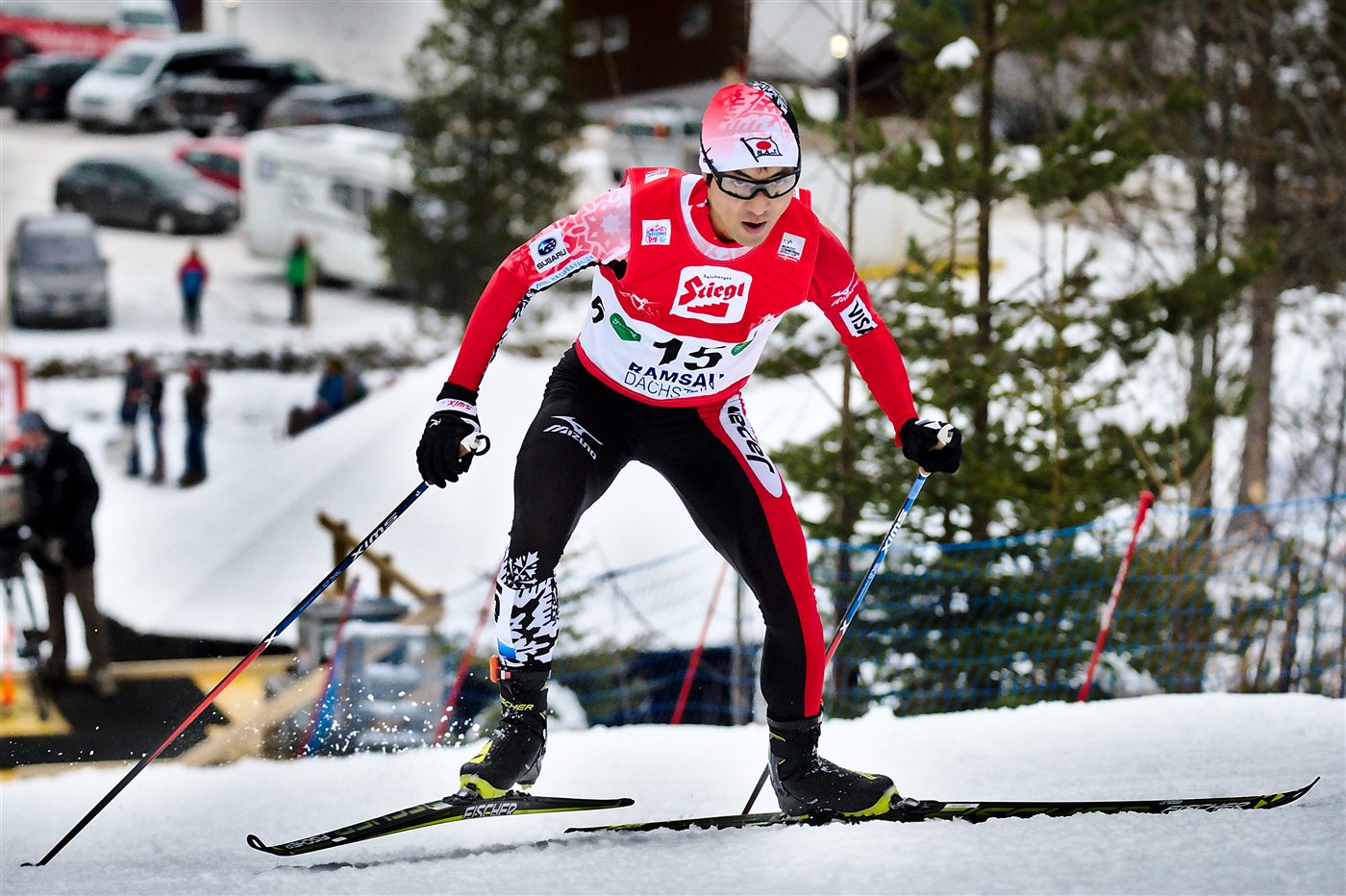 Athlète de combiné nordique en course de ski de fond