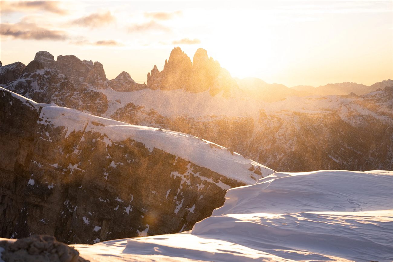 Sommets des Dolomites enneigés au-dessus de Cortina