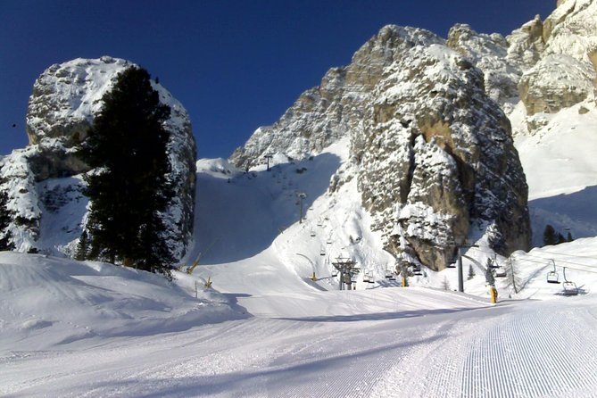 Route de montagne enneigée près de Cortina