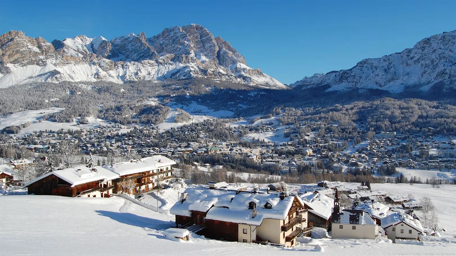 Panorama des Dolomites enneigées au-dessus de Cortina d'Ampezzo
