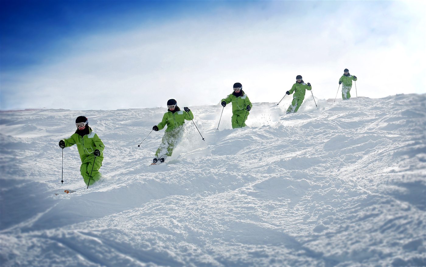 Skieur enchaînant un parcours de bosses