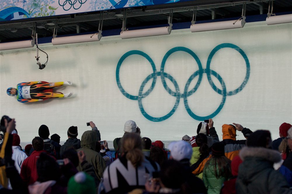 Lugeur lancé sur la piste olympique