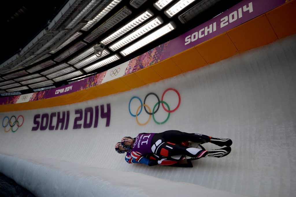 Lugeurs lancés sur la piste de glace