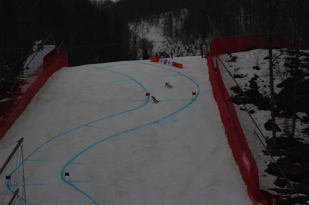 Skieur para-alpin sur un slalom géant, avec guide