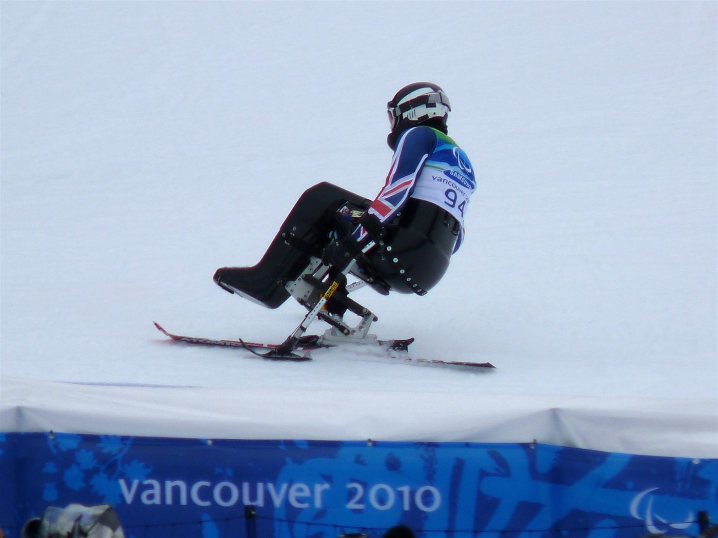 Skieur paralympique en sit-ski sur la piste