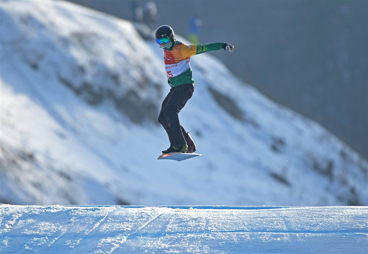 Para snowboardeur en course sur un parcours de cross