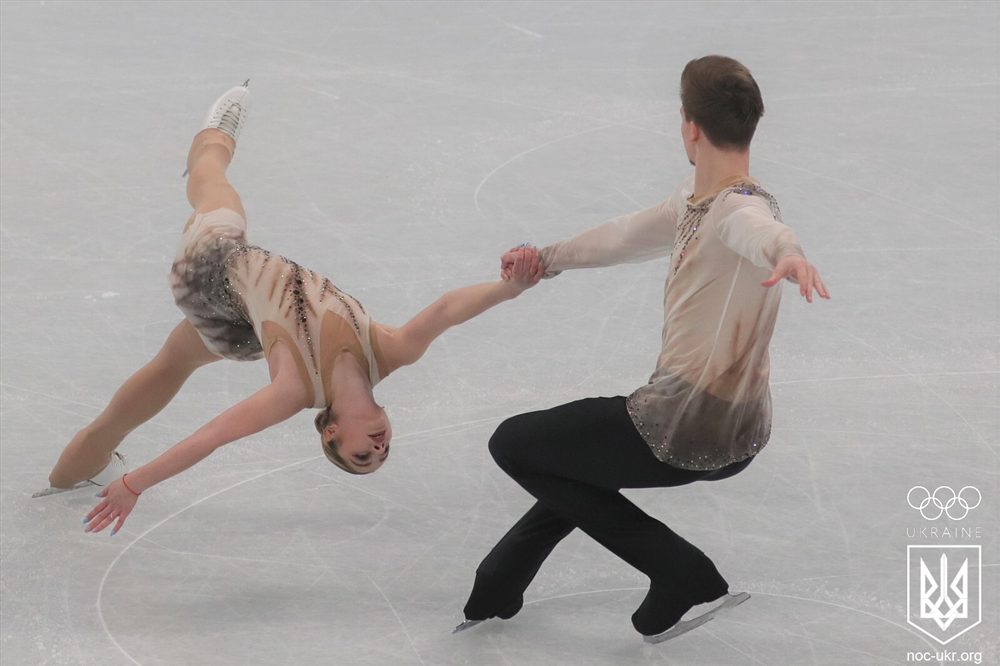 Couple de patinage artistique en pleine figure