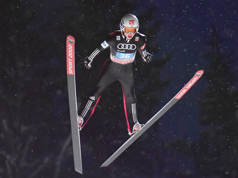 Sauteur à ski en plein vol, style en V