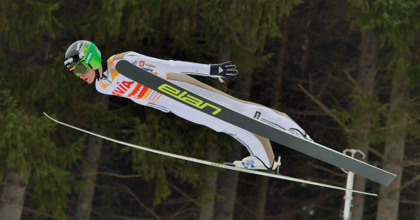 Sauteur à ski en plein vol au-dessus du tremplin