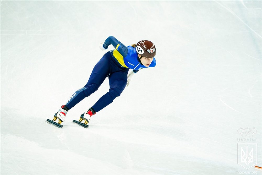Patineuse de short track en virage