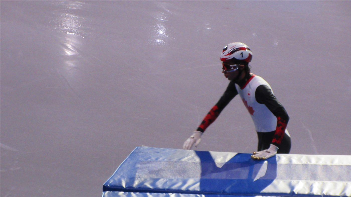 Peloton de short track dans un virage serré