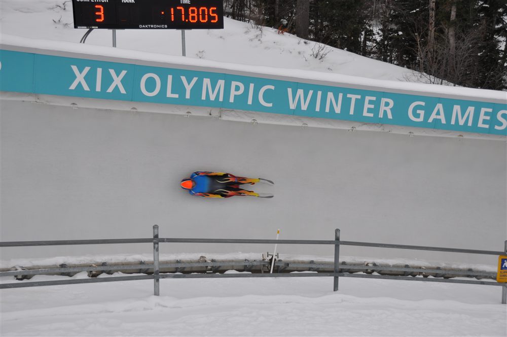 Skeletoneur tête la première sur la piste