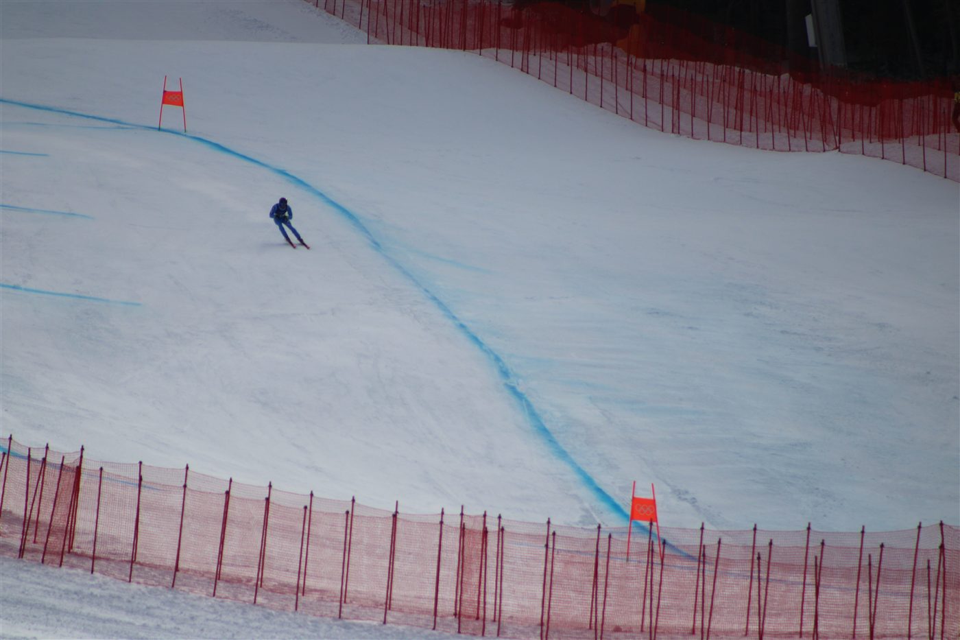 Skieur de descente lancé sur la piste de Bormio
