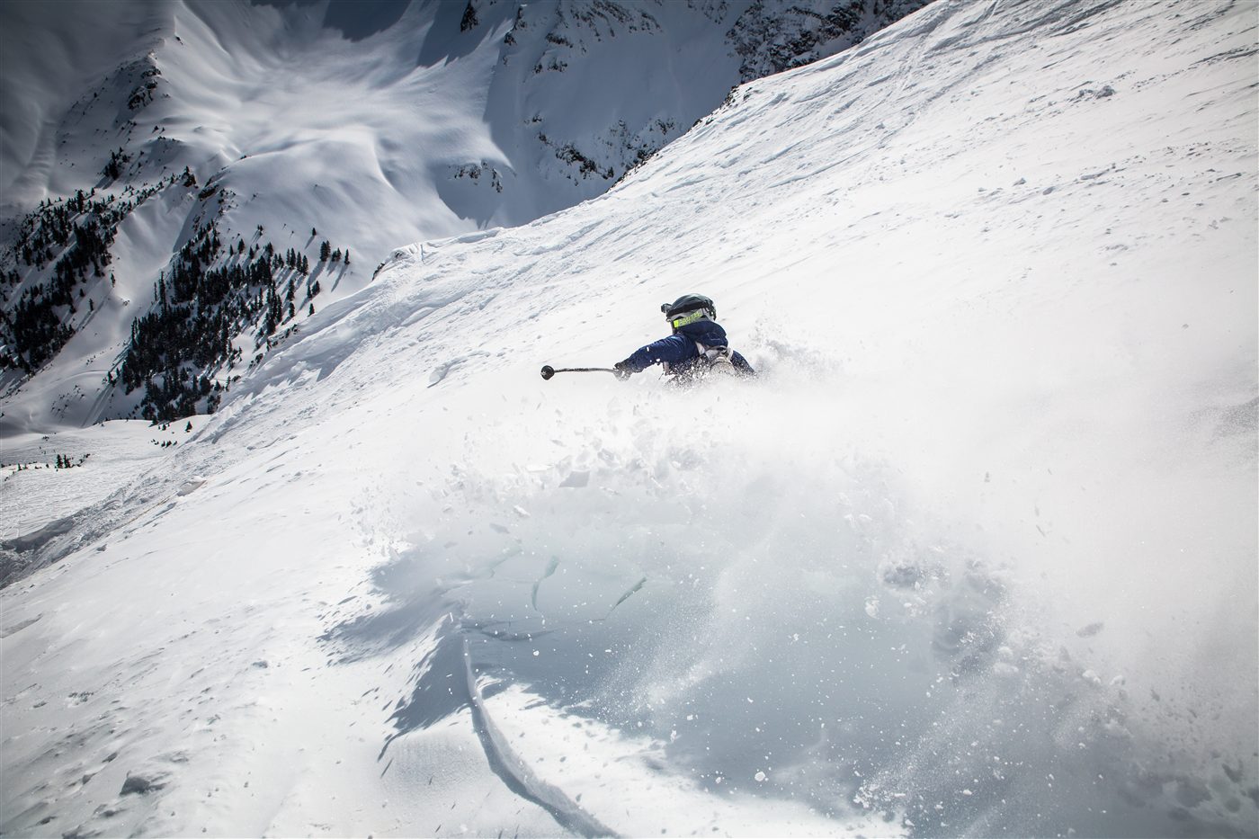 Skieur-alpiniste en montée avec des peaux de phoque
