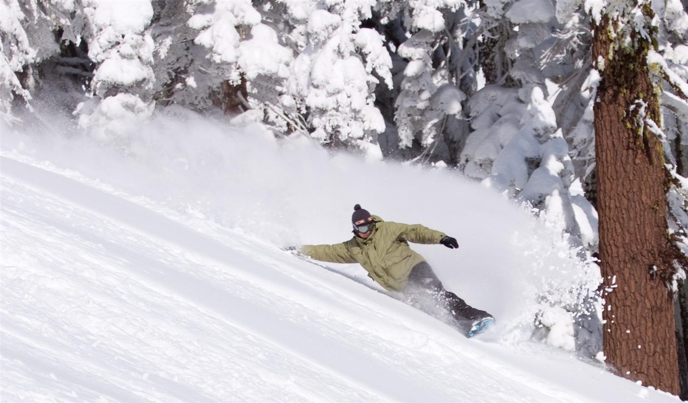 Snowboardeur en pleine figure au-dessus d'un module